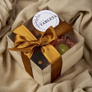 tableta de charcutería personal en Bogotá con quesos, jamón serrano, chorizo, frutas frescas y galletas en caja con ventana